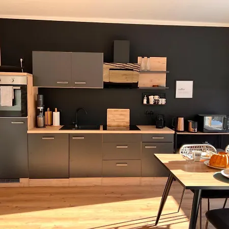 Imzaro: Erdgeschoss, 2 Schlafzimmer Schlafsofa, Eigener Eingang, Grosse Terrasse Mit Garten! 아파트