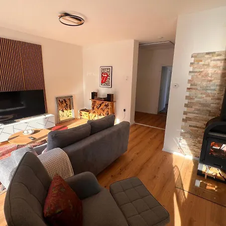 Imzaro: Erdgeschoss, 2 Schlafzimmer Schlafsofa, Eigener Eingang, Grosse Terrasse Mit Garten! Apartmán Spittal an der Drau