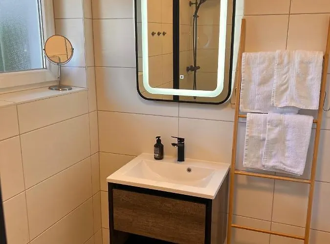 Apartament Imzaro: Erdgeschoss, 2 Schlafzimmer Schlafsofa, Eigener Eingang, Grosse Terrasse Mit Garten!